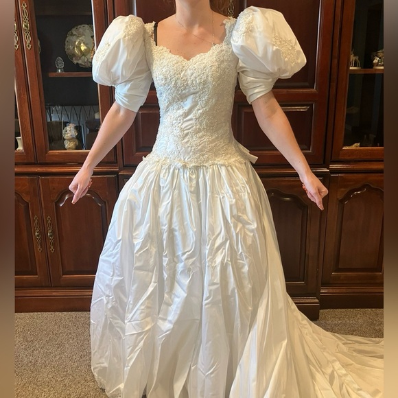 VINTAGE WEDDING DRESS Profesionally preserved since 1980s. Kleinfeld Website - Picture 13 of 13